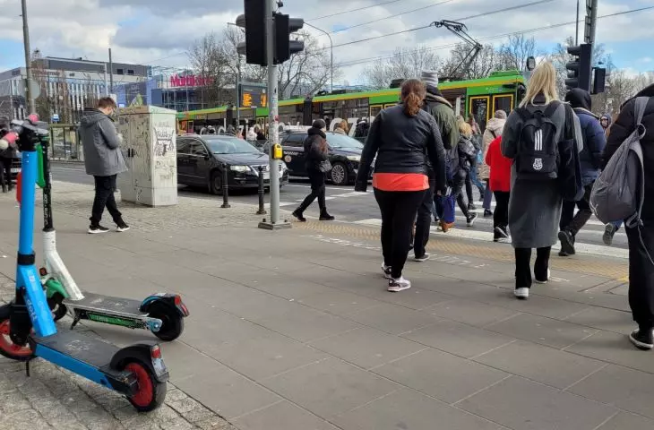 Hulajnogi zostawiane są w silnie uczęszczanych punktach przesiadkowych