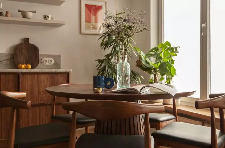 Round table in the dining area