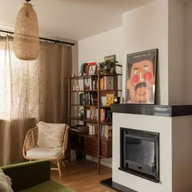  A characteristic element of the lounge area is the fireplace