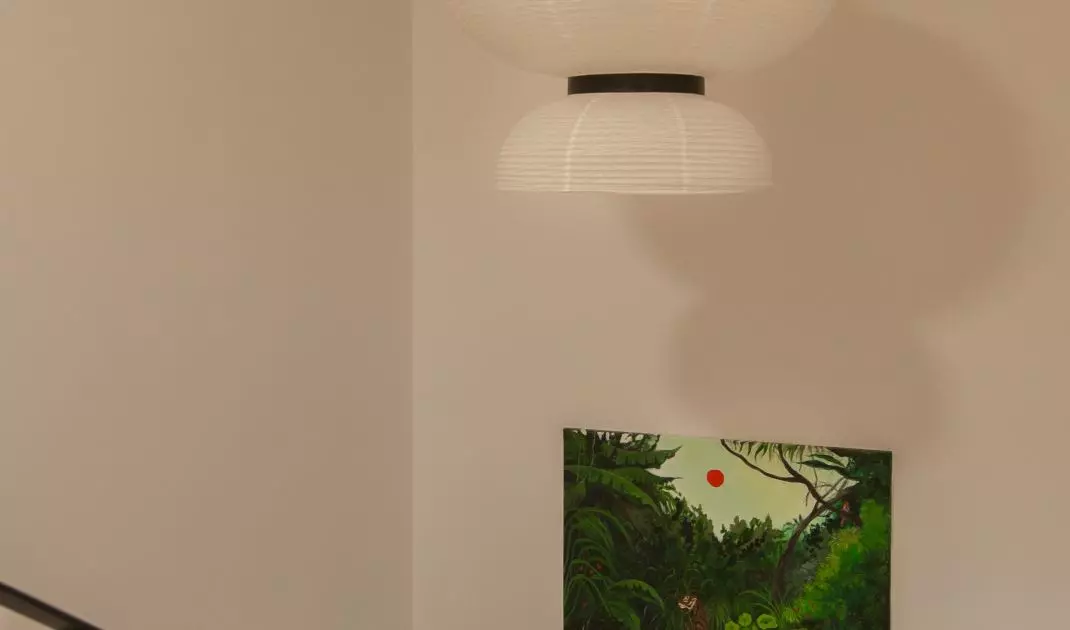 Lampa na półpiętrze przypomina lampion