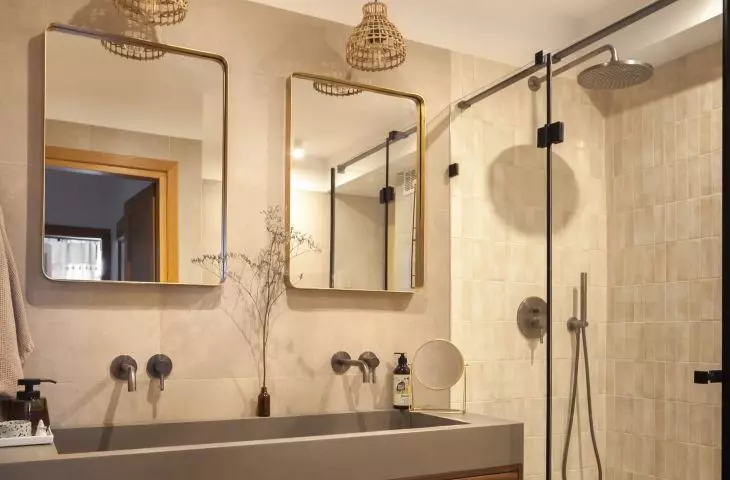 In the bathroom, the architect used many different textures