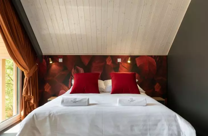 Bedroom with wallpaper with banana leaf motif