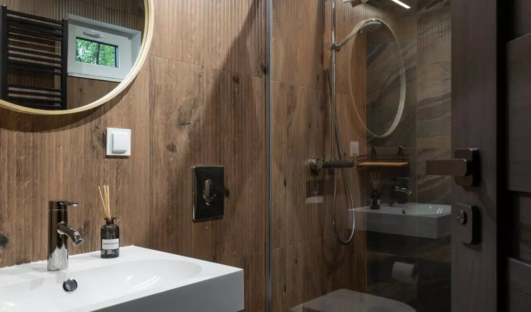 The bathroom was decorated in wood