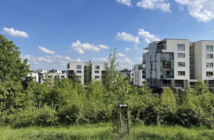 widok na osiedle Zelené Město w Pradze — metamorfoza ogródków działkowych w las — Sad Třešňovka