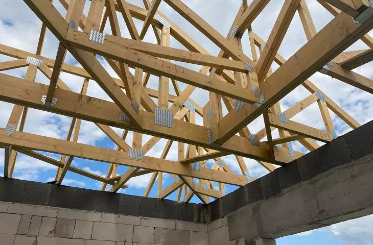 konstrukcja więźby z prefabrykowanych wiązarów dachowych 