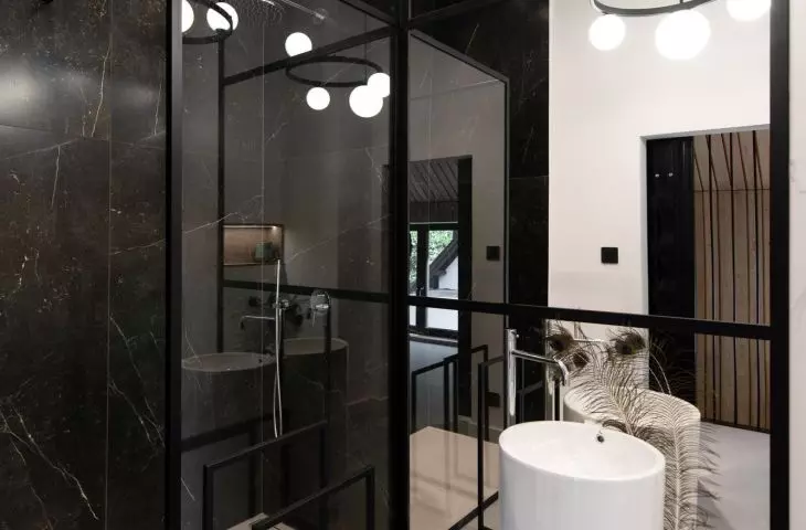 Bathroom in white and black