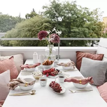 Romantic style is based on the combination of white and pastels