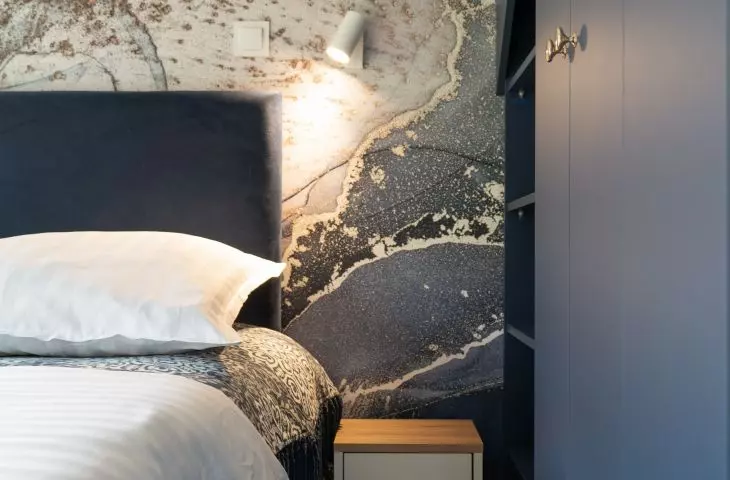 Bedroom with wallpaper referring to the ebru technique