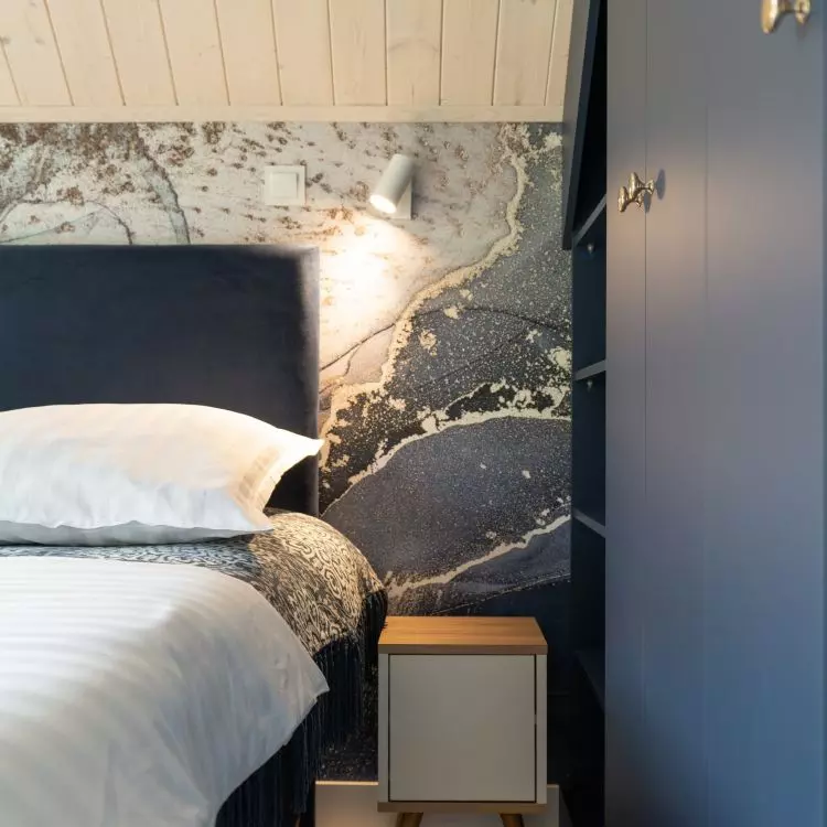 Bedroom with wallpaper referring to the ebru technique