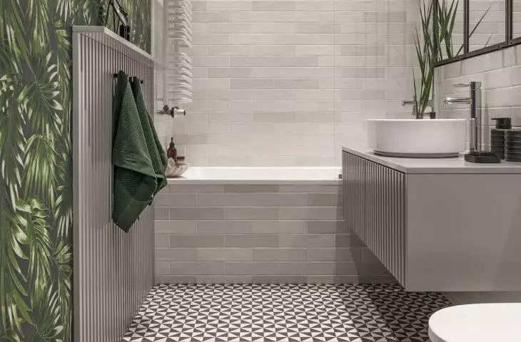 The bathroom has a bathtub with a screen 