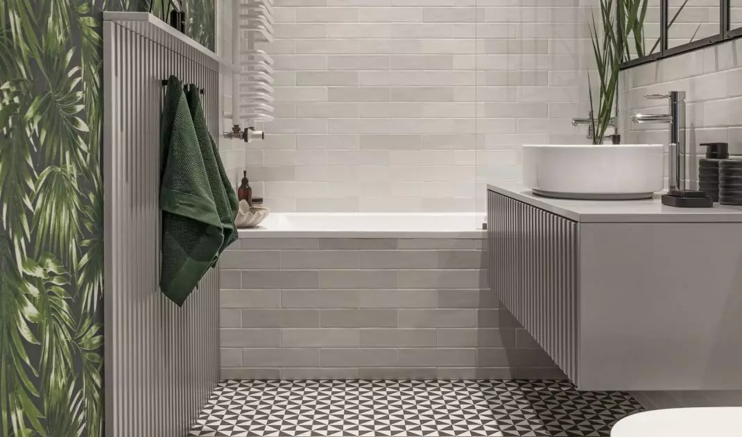 The bathroom has a bathtub with a screen 