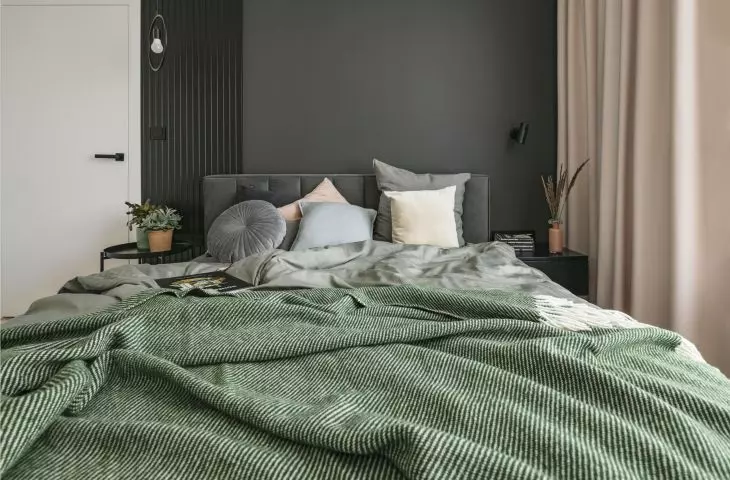 Bedroom in shades of pink and gray