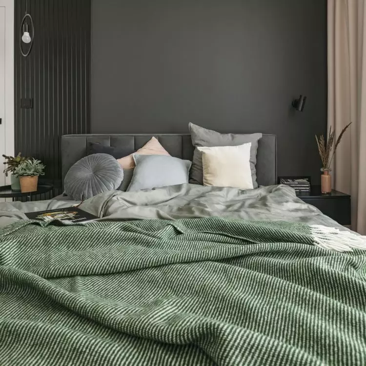 Bedroom in shades of pink and gray