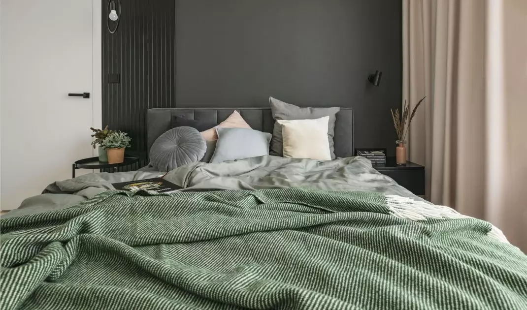 Sypialnia w odcieniach różu i szarości