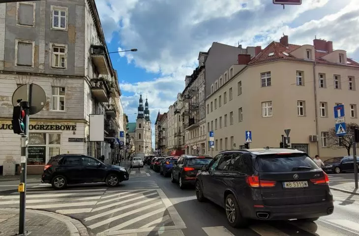 Ulica Garbary obok rewaloryzowanej kamienicy