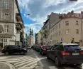 Ulica Garbary obok rewaloryzowanej kamienicy