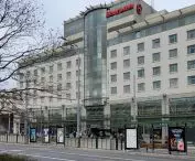 Hotel Sheraton przy ul. Bukowskiej, w kwartale, w którym stoi Jowita