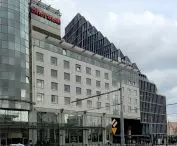 Hotel Sheraton przy ul. Bukowskiej w kwartale, w którym stoi Jowita