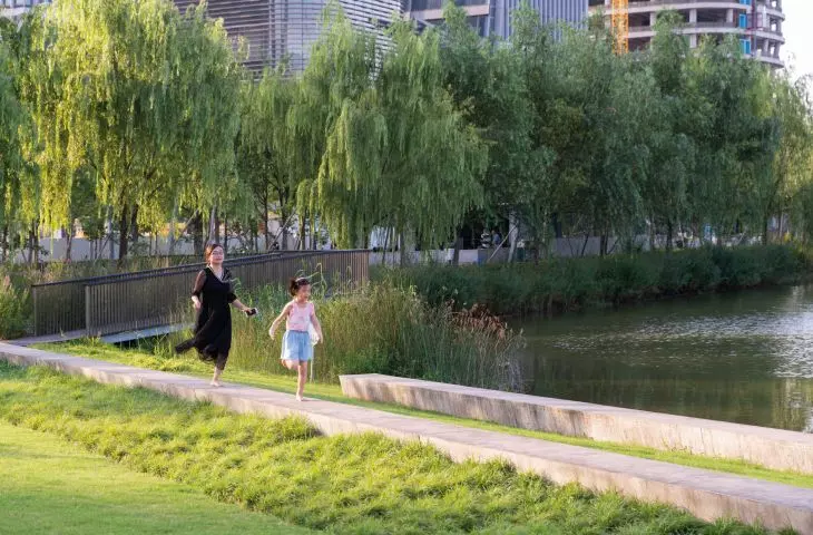 The park of more than 14 hectares was designed by the Sasaki studio; work was completed in April 2020