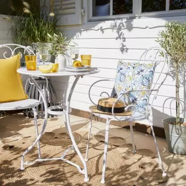 Metal table suits romantic style