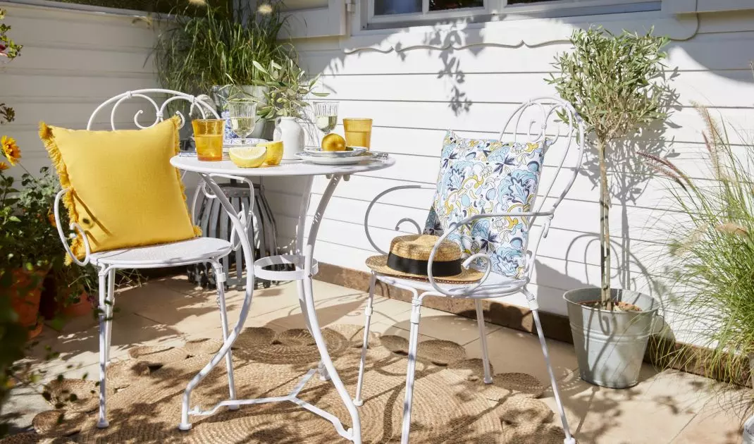 Metal table suits romantic style