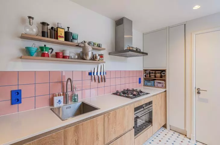 In the kitchen, the architect used pink tiles on the wall