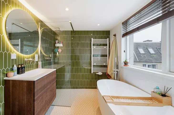 The interior of the main bathroom is kept in classic colors