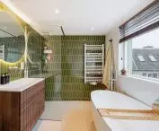 The interior of the main bathroom is kept in classic colors
