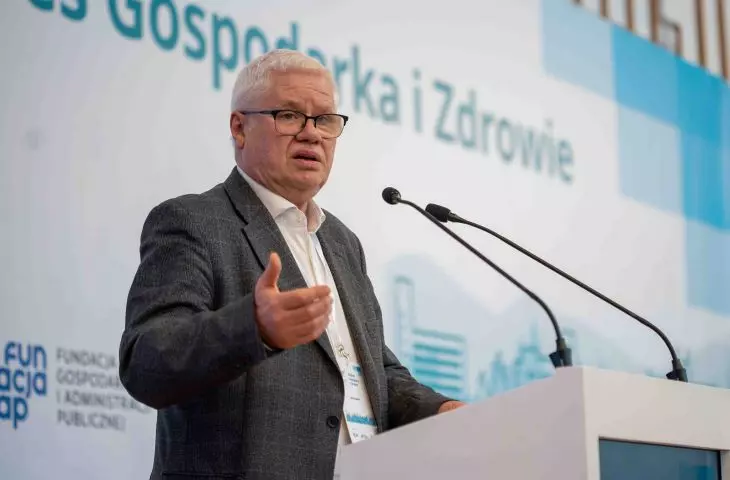 profesor Jerzy Hausner podsumowujący konferencję