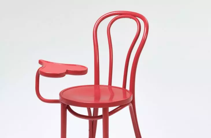 Cuore is a revamping of the classic Thonet chair