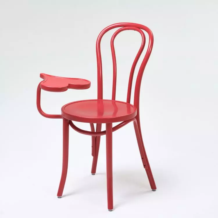 Cuore is a revamping of the classic Thonet chair