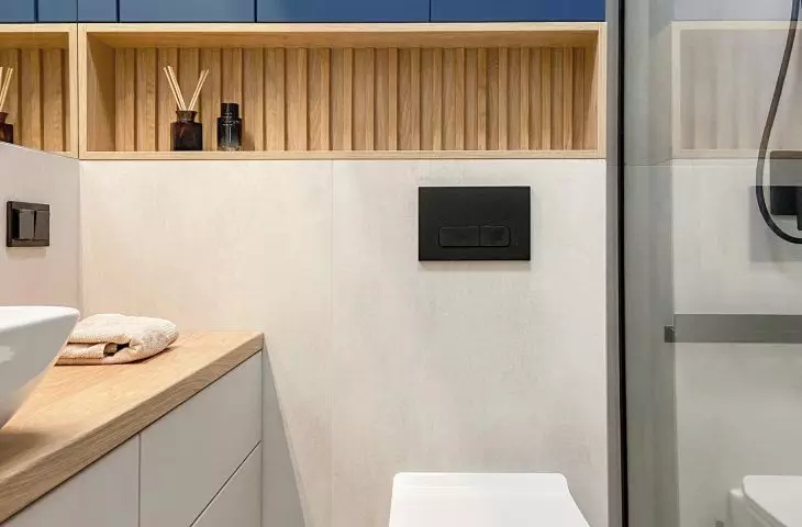 The bathroom was also decorated in navy blue