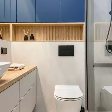 The bathroom was also decorated in navy blue