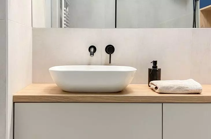 Minimalist cabinets in the bathroom