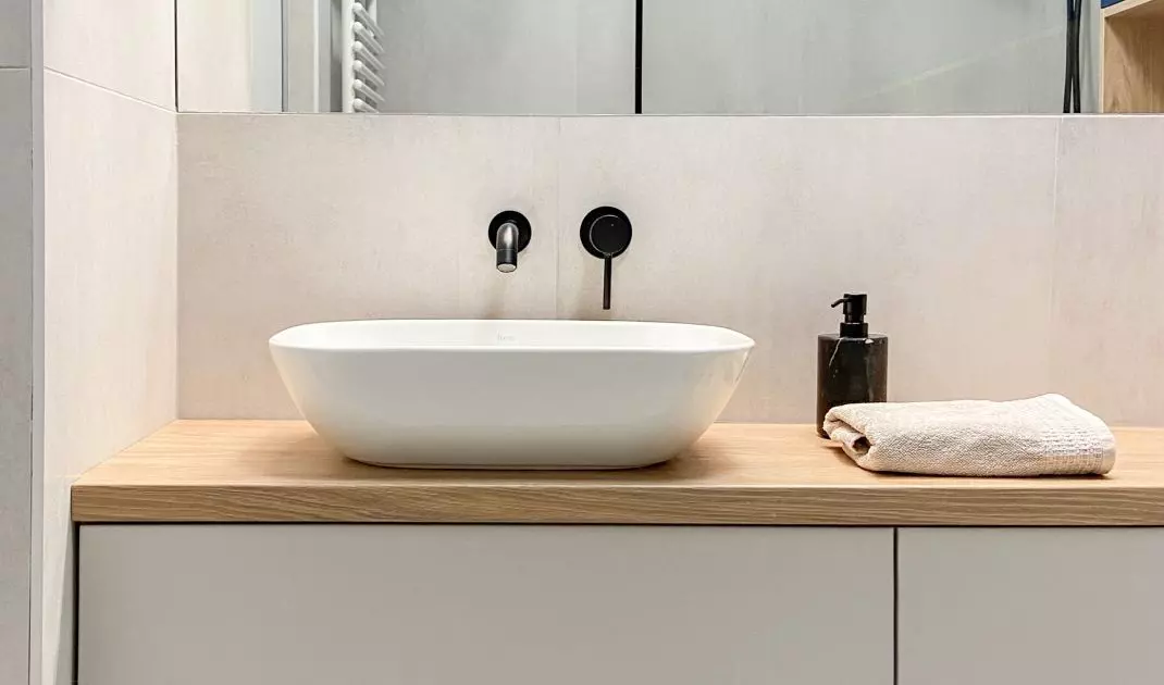 Minimalist cabinets in the bathroom