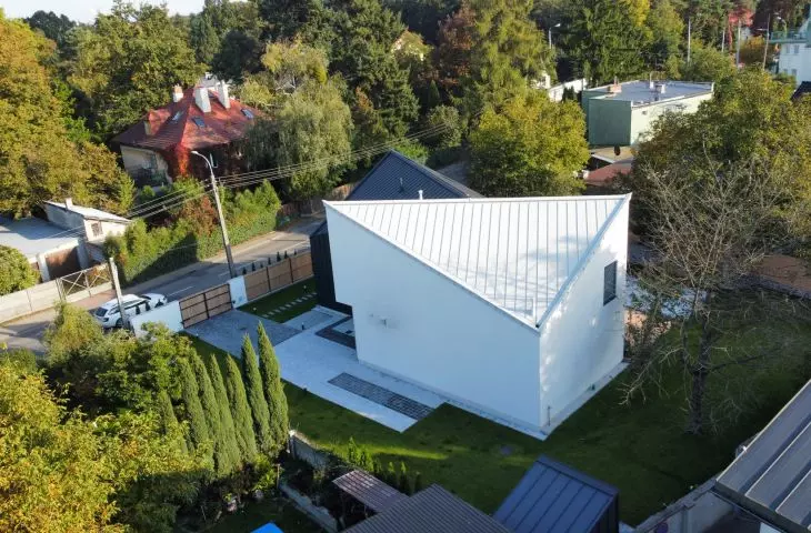 Contrasting house, Pruszkow