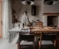 nad kuchennym stołem wiszą lampy projektu Vernera Pantona