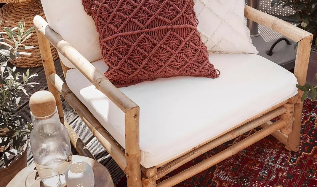 Barwy natury z ciepłą czerwienią stworzą aranżację w stylu boho