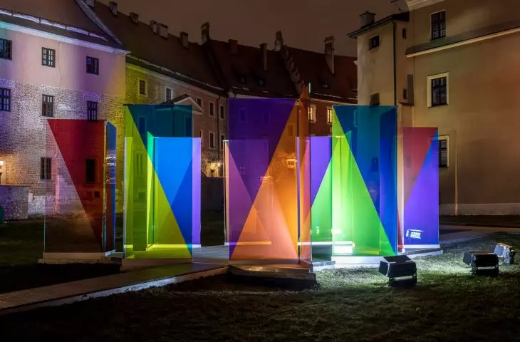 the installation refers to the stained glass windows of Stanislaw Wyspianski