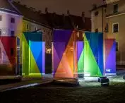 instalacja nawiązuje do witraży Stanisława Wyspiańskiego