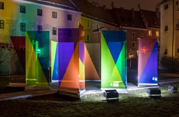podświetlona instalacja oświetla zabudowę wzgórza wawelskiego