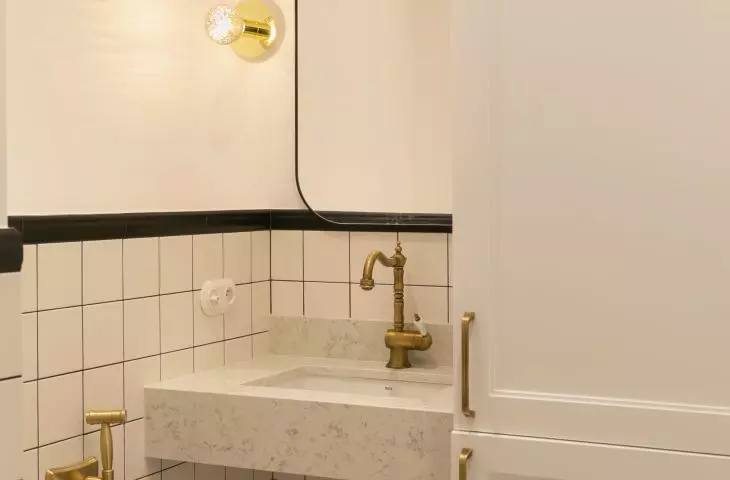 New York style toilet interior