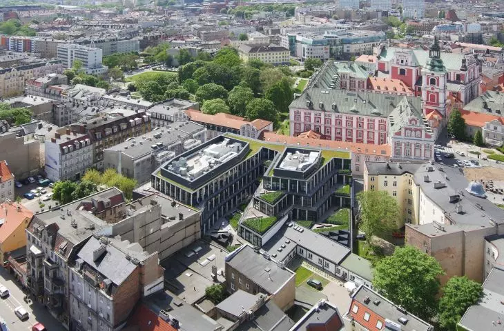 gros realizacji Ultra Architects to zlecenia związane z uzupełnianiem tkanki miasta; Poznań jest urbanistycznie zdefiniowany i nie „rozlewa się” na przedmieścia, co chroni charakter miasta — jego kameralną skalę i klimat „miasta na piechotę”