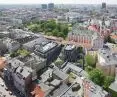 gros realizacji Ultra Architects to zlecenia związane z uzupełnianiem tkanki miasta; Poznań jest urbanistycznie zdefiniowany i nie „rozlewa się” na przedmieścia, co chroni charakter miasta — jego kameralną skalę i klimat „miasta na piechotę”