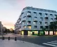 budynek mieszkalny przy ulicy Fabrycznej w Poznaniu; charakterystycznym elementem elewacji są wykonane z aluminium, okalające balkony pasy międzykondygnacyjne