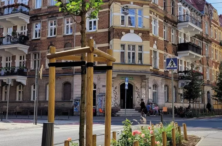 A green belt with new trees on the corner of Małeckiego and Kanalowa streets was created instead of parking spaces; similar solutions have been introduced in other streets in Lazarus, Jeżyce and Wilda districts, as well as in the city center
