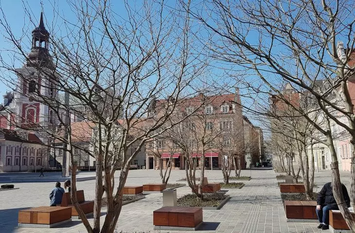 plac Kolegiacki po przebudowie oddano przede wszystkim pieszym; do 2017 roku jego znaczną część zajmował parking; projekt pracowni Urbantech Krzysztofa Urbaniaka wyłoniono w konkursie z 2016 roku, prace zakończono przed rokiem
