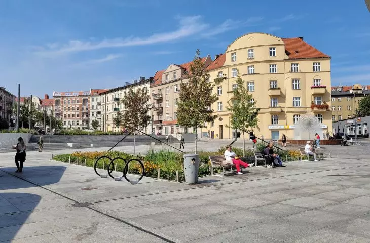 A fragment of Łazarski market after reconstruction (design by APA Jacek Bułat, implementation: 2021), view from under the market towards Glogowska Street