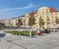 fragment rynku Łazarskiego po przebudowie (proj. APA Jacek Bułat, realizacja: 2021 rok), widok spod targowiska w stronę ulicy Głogowskiej