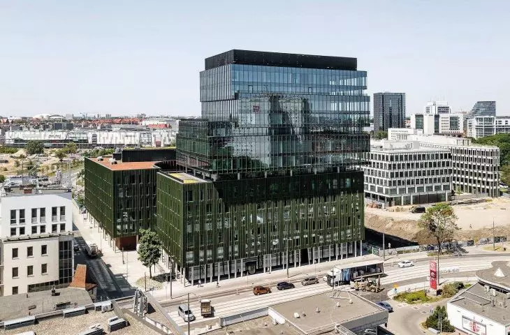 The office building of the Nowy Rynek complex on the corner of Wierzbięcice Street (designed by Medusa Group, completion: 2021)